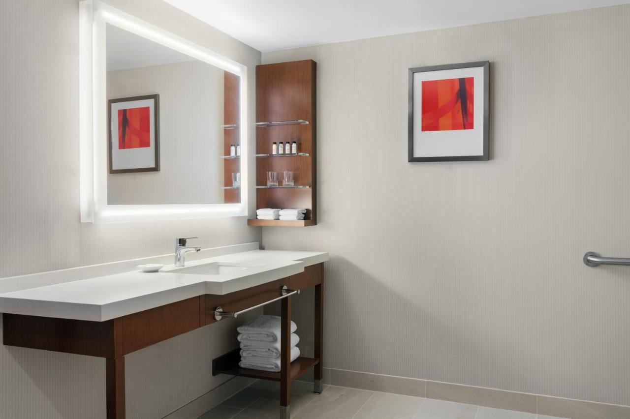 Delta Hotels By Marriott Indianapolis Airport Exterior foto